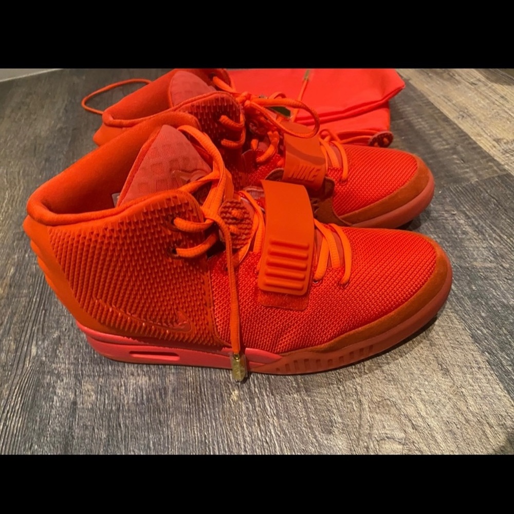Nike Yeezy red Octobers so